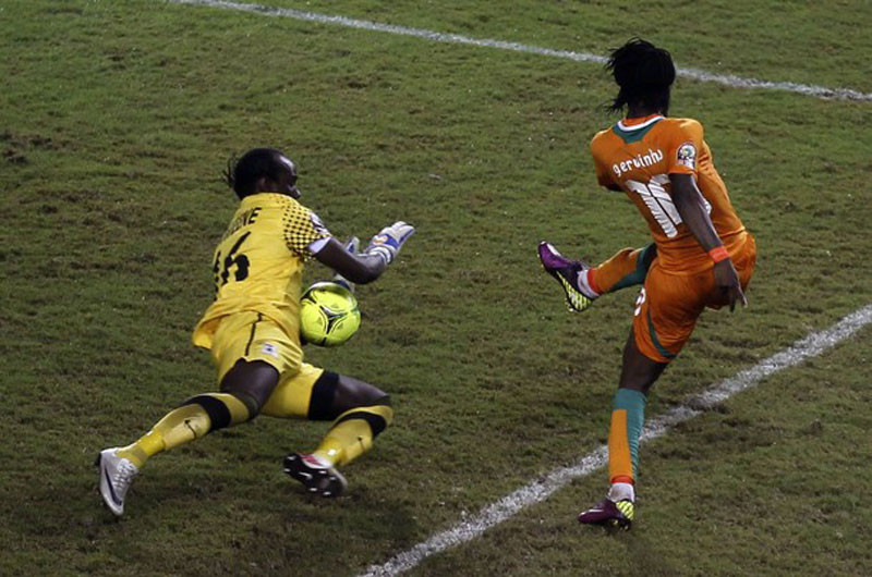 Gervinho không thể vượt qua anh trong pha một-chọi-một, và trận đấu buộc phải giải quyết trên chấm 11m.