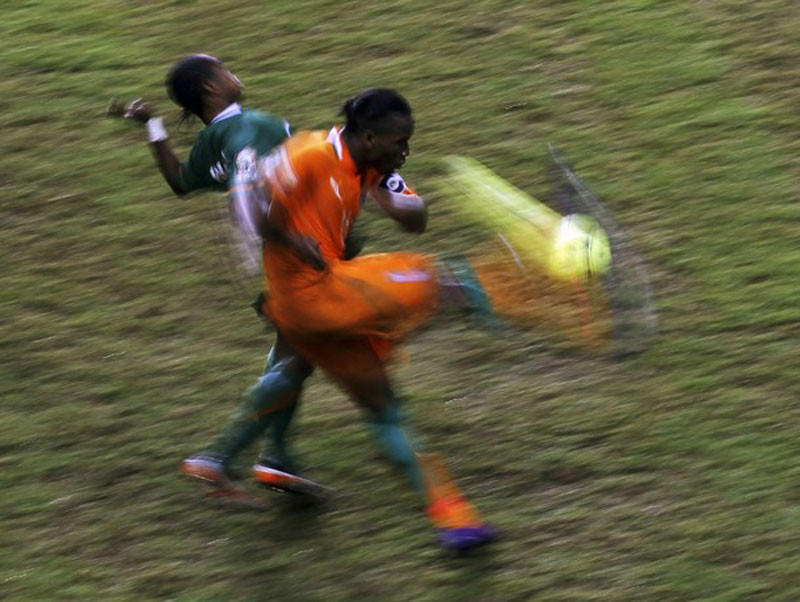 Bức ảnh chụp Drogba thực hiện một đường chuyền quay lưng