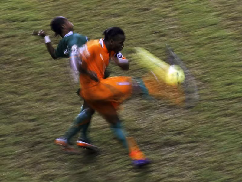 Bức ảnh chụp Drogba thực hiện một đường chuyền quay lưng