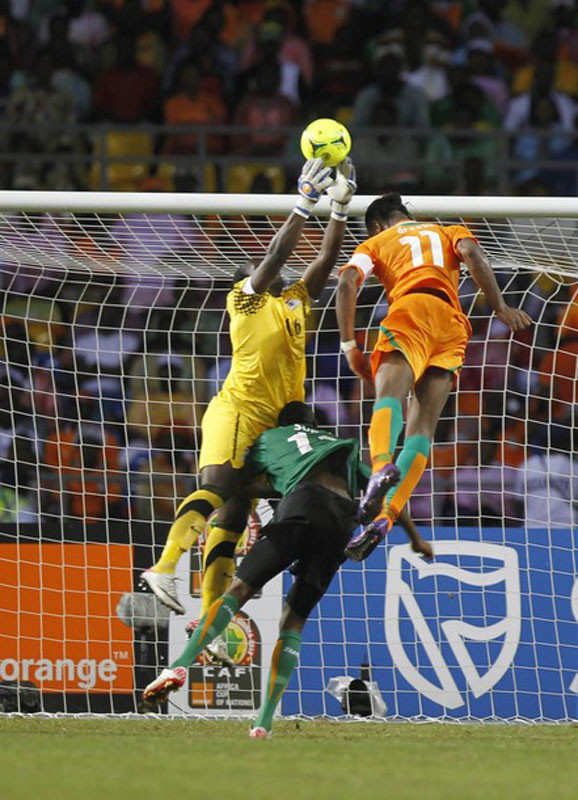 Didier Drogba có một pha không chiến với thủ thành Kennedy Mweene