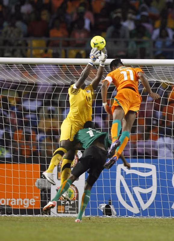 Didier Drogba có một pha không chiến với thủ thành Kennedy Mweene
