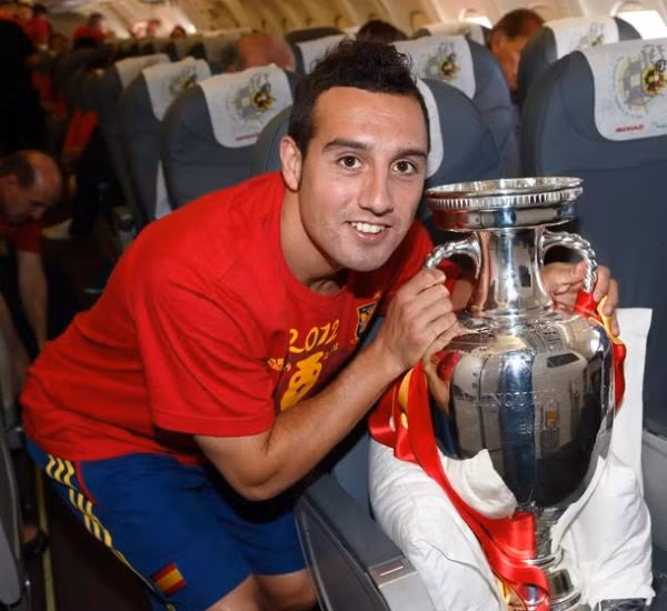 Toàn đội Arsenal hiện đang có mặt tại Đức cho trại tập huấn trước mùa và mới đây Robin Van Persie đã trở lại tập luyện cùng đội. Sự xuất hiện của những cầu thủ chất lượng như Cazorla có thể là sự hồi đáp mà Arsene Wenger giành cho Van Persie, người từ chối gia hạn với Arsenal vì “thiếu tham vọng”.