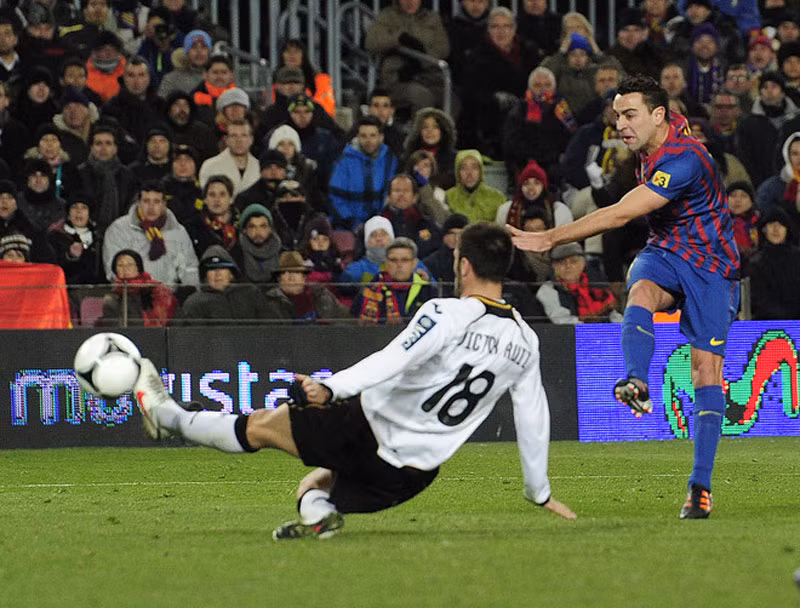 Xavi kết liễu Valencia ở phút 81 sau một chuỗi những pha phối hợp tấn công với Fabregas và Messi