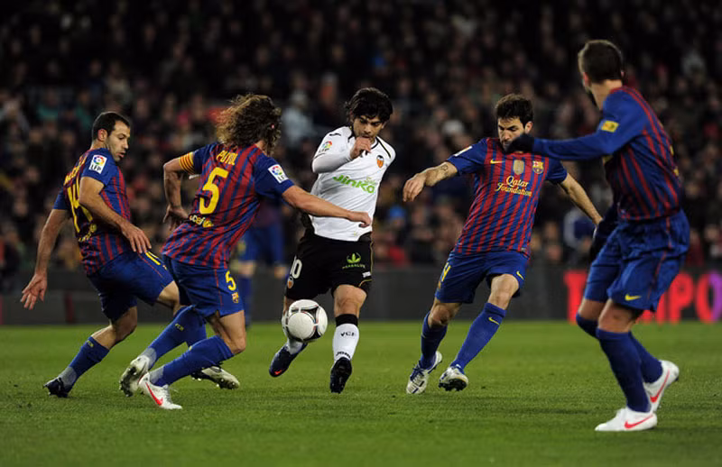 Một mình Ever Banega tả xung hữu đột trong vòng vây của các cầu thủ chủ nhà