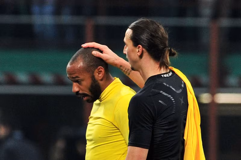 Ibra an ủi Henry sau trận. Giá như anh kết thúc với Arsenal trong trận gặp Sunderland, sự ra đi sẽ không đến nỗi đau đớn như thế.