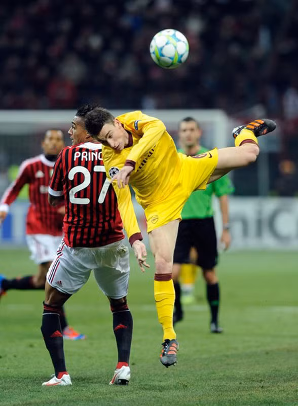 Một cú đánh đầu của Koscielny đi thẳng vào vị trí của Christian Abbiati