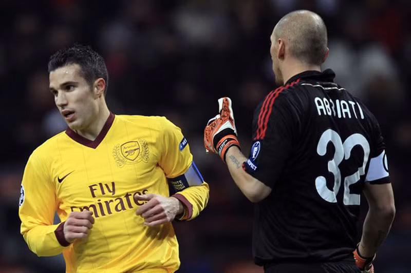 Abbiati chỉ một tay đấm ra cú vô-lê của Van Persie ở phút 65