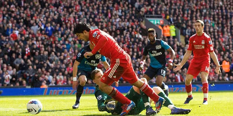 Suarez ngã vờ từ một pha băng ra của Szczesny