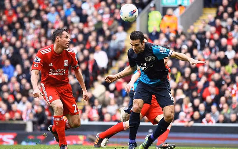 Nhưng 7 phút sau, Van Persie thoát khỏi Carragher và đánh đầu gỡ hòa