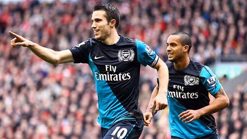 Đó chính là cơ hội đầu tiên của Arsenal trong trận đấu này, và Van Persie đã tận dụng nó