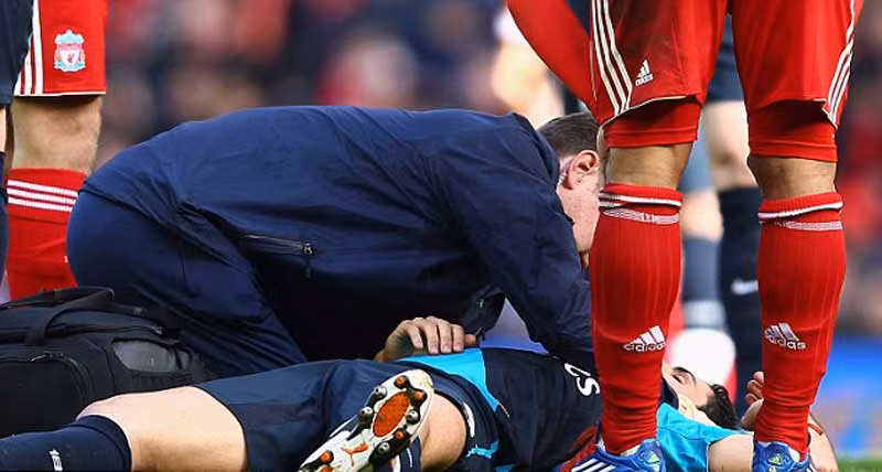 Đầu hiệp 2, Arteta bị đau sau pha va chạm không bóng với Henderson