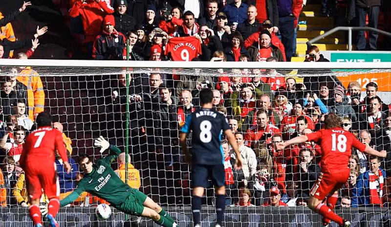 Nhưng Dirk Kuyt sút hỏng quả phạt đền và hỏng luôn cả cú đá bồi