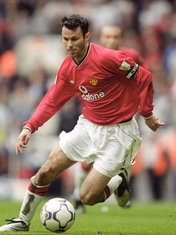 2001: MU mùa thứ 3 liên tiếp vô địch Premier League, và Sir Alex trở thành HLV đầu tiên đạt được thành tích này. Ryan Giggs vẫn đóng vai trò không thể thay thế trong đội hình, cho dù đó là mùa bóng anh bị phủ mờ bởi Teddy Sheringham. 2001: MU mùa thứ 3 liên tiếp vô địch Premier League, và Sir Alex trở thành HLV đầu tiên đạt được thành tích này. Ryan Giggs vẫn đóng vai trò không thể thay thế trong đội hình, cho dù đó là mùa bóng anh bị phủ mờ bởi Teddy Sheringham.