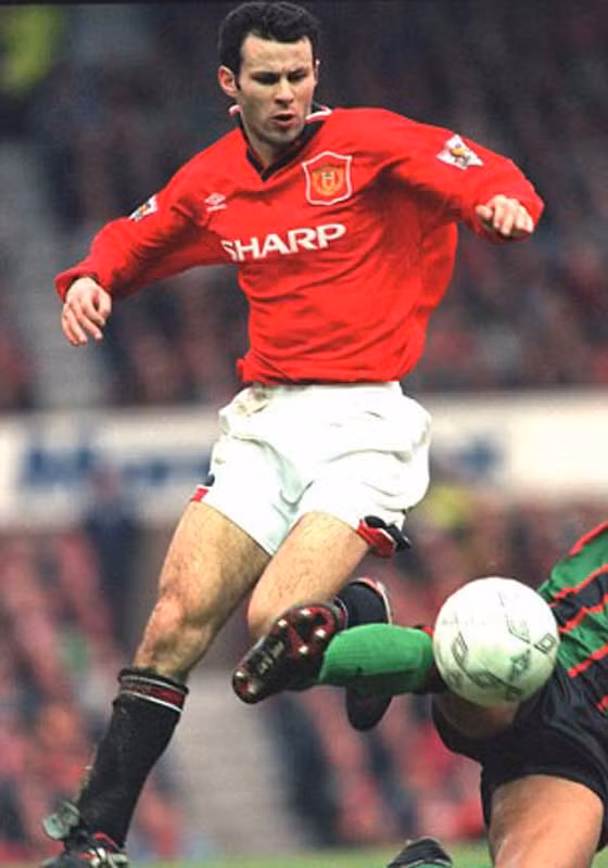 1995: Chấn thương khiến Giggs chỉ đá được 29 trận ở Premier League và ghi có 1 bàn thắng. Cuối mùa 94-95 Giggs đã phần nào lấy lại phong độ nhưng quá muộn để giúp MU có được danh hiệu. Quỷ Đỏ mất chức vô địch vào tay Blackburn Rovers, tập thể duy nhất từng vô địch giải Ngoại hạng không nằm trong Big Four, với bộ đôi huyền thoại Alan Shearer – Chris Sutton. 1995: Chấn thương khiến Giggs chỉ đá được 29 trận ở Premier League và ghi có 1 bàn thắng. Cuối mùa 94-95 Giggs đã phần nào lấy lại phong độ nhưng quá muộn để giúp MU có được danh hiệu. Quỷ Đỏ mất chức vô địch vào tay Blackburn Rovers, tập thể duy nhất từng vô địch giải Ngoại hạng không nằm trong Big Four, với bộ đôi huyền thoại Alan Shearer – Chris Sutton.