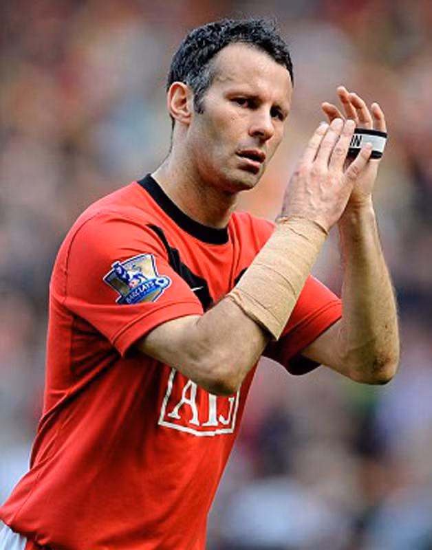 2010: Với bàn thắng thứ 3 của MU trong trận mở màn mùa 2010-2011, Giggs đã ghi bàn trong mọi mùa giải kể từ khi Premier League xuất hiện, và đây là mùa bóng thứ 21 liên tiếp anh ghi bàn (tính cả giải hạng Nhất Anh). 2010: Với bàn thắng thứ 3 của MU trong trận mở màn mùa 2010-2011, Giggs đã ghi bàn trong mọi mùa giải kể từ khi Premier League xuất hiện, và đây là mùa bóng thứ 21 liên tiếp anh ghi bàn (tính cả giải hạng Nhất Anh).