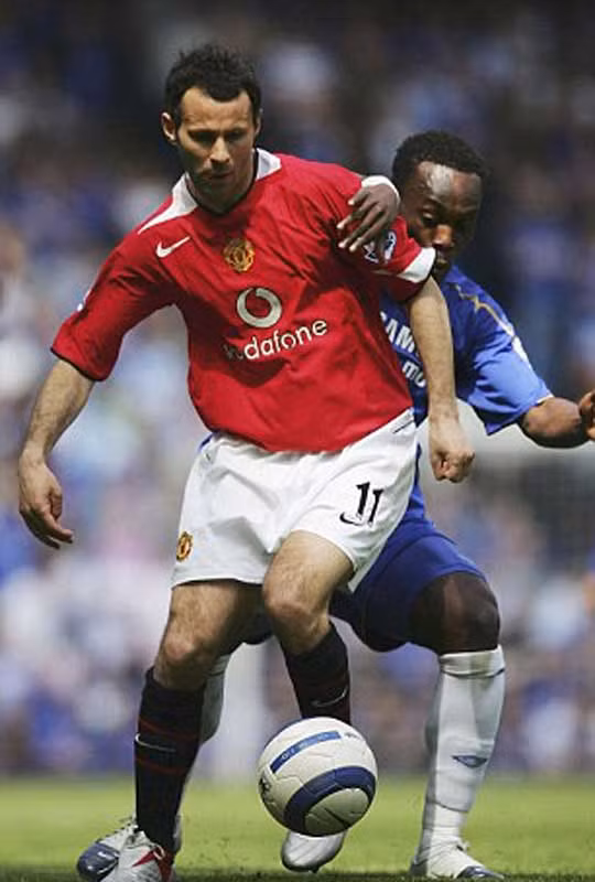 2006: Chelsea tiếp tục là đội bóng mạnh nhất của xứ sở sương mù khi bỏ cách MU tới 8 điểm trên BXH khi mùa giải kết thúc. Giggs vẫn là trụ cột nhưng anh không thể một mình giúp đội bóng vô địch khi tập thể Quỷ Đỏ năm đó bị bão chấn thương hoành hành. 2006: Chelsea tiếp tục là đội bóng mạnh nhất của xứ sở sương mù khi bỏ cách MU tới 8 điểm trên BXH khi mùa giải kết thúc. Giggs vẫn là trụ cột nhưng anh không thể một mình giúp đội bóng vô địch khi tập thể Quỷ Đỏ năm đó bị bão chấn thương hoành hành.