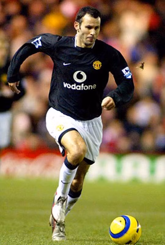 2005: MU với sự xuất hiện của tân binh Wayne Rooney một lần nữa lọt vào chung kết FA Cup nhưng bị Arsenal đánh bại trong loạt luân lưu đầu tiên trong lịch sử chiếc cúp này. Chelsea của Jose Mourinho lầm lũi đi tới chức vô địch trong khi MU chỉ về thứ 3. Giggs tiếp tục là một nhân vật then chốt ở Old Trafford, và anh đã được tôn vinh trong Ngôi nhà danh vọng của bóng đá Anh. 2005: MU với sự xuất hiện của tân binh Wayne Rooney một lần nữa lọt vào chung kết FA Cup nhưng bị Arsenal đánh bại trong loạt luân lưu đầu tiên trong lịch sử chiếc cúp này. Chelsea của Jose Mourinho lầm lũi đi tới chức vô địch trong khi MU chỉ về thứ 3. Giggs tiếp tục là một nhân vật then chốt ở Old Trafford, và anh đã được tôn vinh trong Ngôi nhà danh vọng của bóng đá Anh.