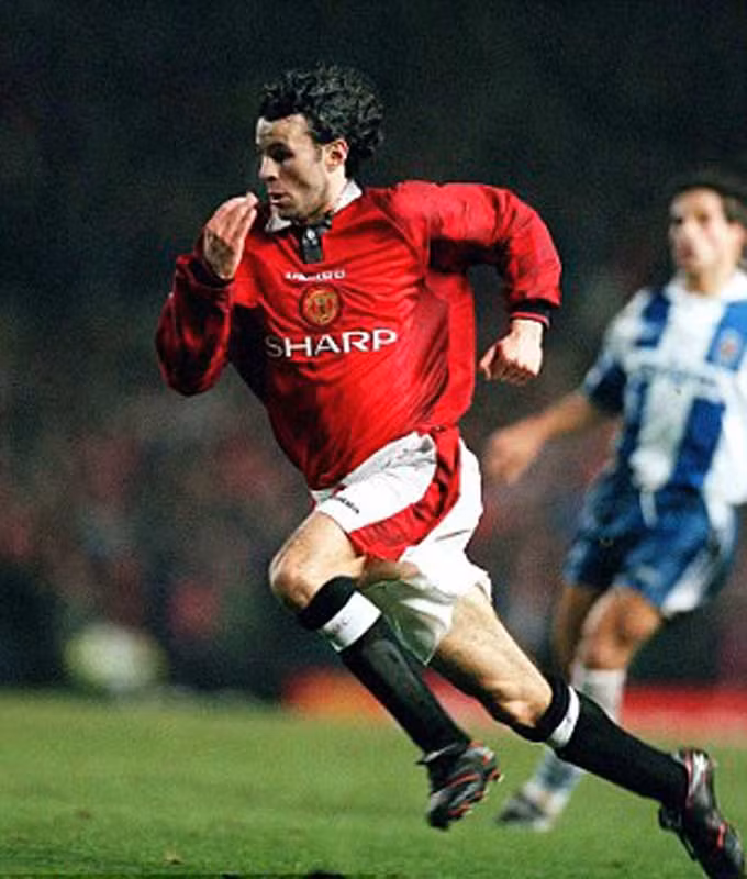 1997: Giggs lần đầu tiên có cơ hội tỏa sáng ở châu Âu. Đóng vai trò then chốt trong việc đưa MU tới danh hiệu Premier League thứ 3 trong vòng 4 năm, tiền vệ người xứ Wales cùng các đồng đội đi tới bán kết Champions League trước khi bị chặn lại bởi nhà vô địch tương lai Borussia Dortmund. Alessandro Del Piero của Juventus đã nói rằng anh chỉ có 2 lần trong đời khóc khi xem một ai đó đá bóng, người thứ nhất là Roberto Baggio, và người thứ hai là Ryan Giggs. 1997: Giggs lần đầu tiên có cơ hội tỏa sáng ở châu Âu. Đóng vai trò then chốt trong việc đưa MU tới danh hiệu Premier League thứ 3 trong vòng 4 năm, tiền vệ người xứ Wales cùng các đồng đội đi tới bán kết Champions League trước khi bị chặn lại bởi nhà vô địch tương lai Borussia Dortmund. Alessandro Del Piero của Juventus đã nói rằng anh chỉ có 2 lần trong đời khóc khi xem một ai đó đá bóng, người thứ nhất là Roberto Baggio, và người thứ hai là Ryan Giggs.