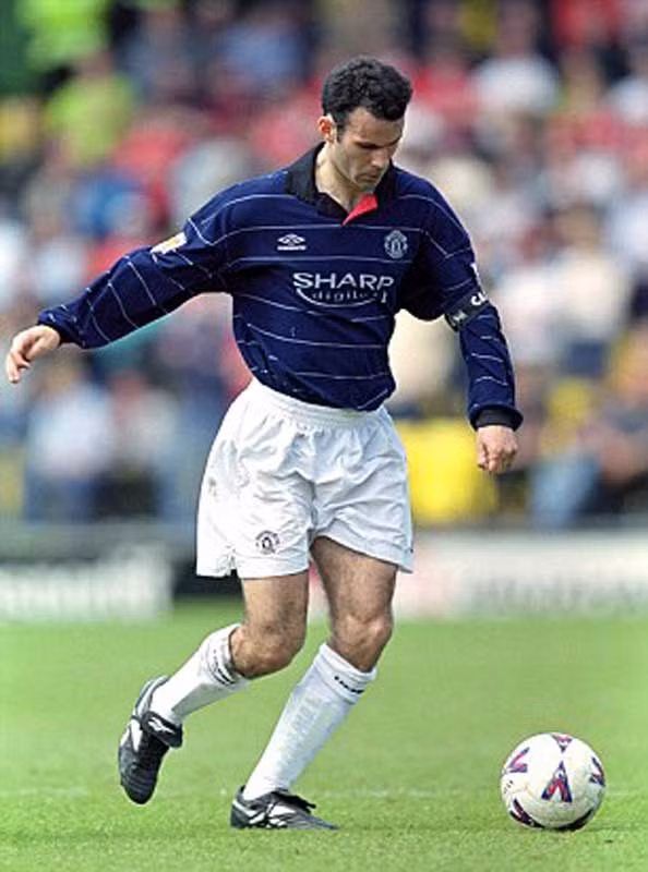 2000: Đây là mùa giải mà MU hoàn toàn thống trị Premier League. Họ chỉ thua 3 trận và bỏ xa đội xếp thứ 2 là Arsenal tới 18 điểm. Điều khiến Sir Alex thất vọng là ông mất FA Cup vì phải tham gia giải VĐTG các CLB, và MU bị loại ở tứ kết Champions League bởi Real Madrid. Ryan Giggs chơi 44 trận và ghi được 7 bàn. 2000: Đây là mùa giải mà MU hoàn toàn thống trị Premier League. Họ chỉ thua 3 trận và bỏ xa đội xếp thứ 2 là Arsenal tới 18 điểm. Điều khiến Sir Alex thất vọng là ông mất FA Cup vì phải tham gia giải VĐTG các CLB, và MU bị loại ở tứ kết Champions League bởi Real Madrid. Ryan Giggs chơi 44 trận và ghi được 7 bàn.