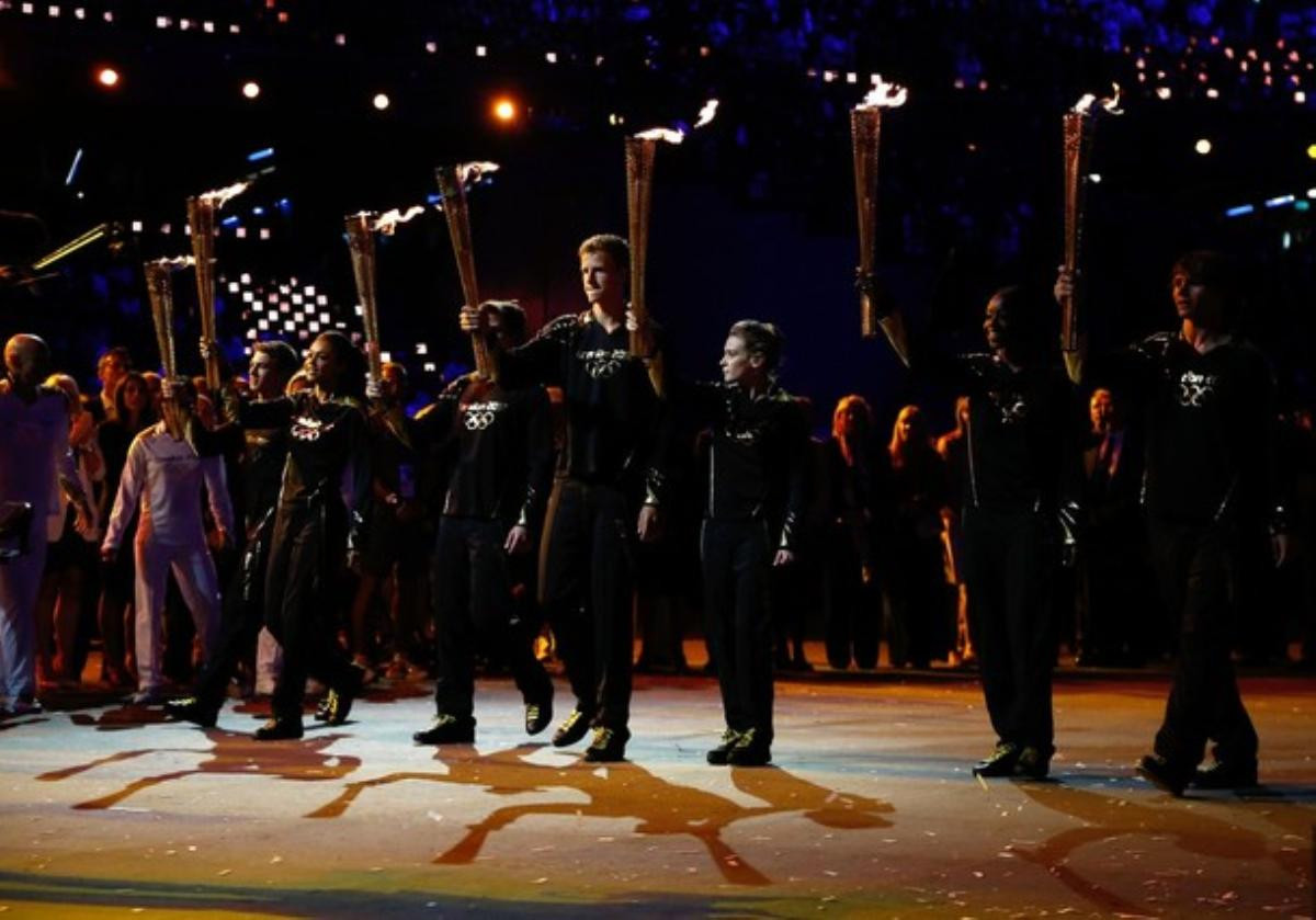7 VĐV trẻ đại diện cho tương lai của thể thao Anh Quốc chạy rước đốc trên SVĐ Olympic