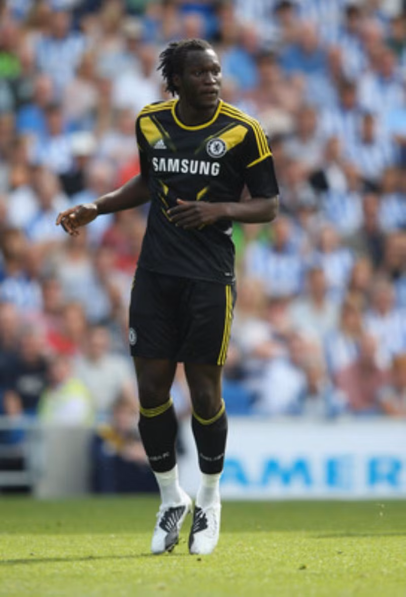 25. Romelu Lukaku (West Brom) – Lý do quan tâm: Bao giờ “Drogba mới” sẽ tỏa sáng? Lukaku tốn của Chelsea 18 triệu bảng nhưng Villas-Boas lại quyết định không dùng anh. Và với việc Chelsea đang có Fernando Torres và Daniel Sturridge, Lukaku cần phải có một nơi để thi đấu thường xuyên. West Brom có vẻ như là điểm đến lý tưởng, bởi tại đây nhiều chân sút có lối chơi sức mạnh đã thi đấu hay (Ví dụ: Peter Odemwingie…).