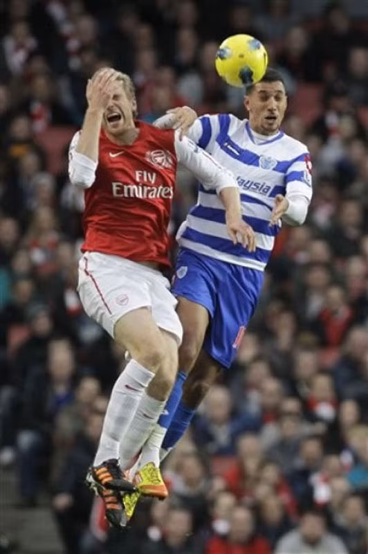 Arsenal sẽ đến Ý mà không có hậu vệ Per Mertesacker, người vừa bị một chấn thương mắt cá trong chiến thắng cuối tuần qua ở Premier League trước Sunderland. Kieran Gibbs có thể sẽ được cho đá trở lại dù chưa hoàn toàn bình phục, với Thomas Vermaelen quay trở lại vào trung tâm, nơi anh đá thoải mái nhất. Aaron Ramsey đã được cho nghỉ hôm thứ Bảy tuần trước nên có thể sẽ ra sân thay Tomas Rosicky. Arsenal sẽ đến Ý mà không có hậu vệ Per Mertesacker, người vừa bị một chấn thương mắt cá trong chiến thắng cuối tuần qua ở Premier League trước Sunderland. Kieran Gibbs có thể sẽ được cho đá trở lại dù chưa hoàn toàn bình phục, với Thomas Vermaelen quay trở lại vào trung tâm, nơi anh đá thoải mái nhất. Aaron Ramsey đã được cho nghỉ hôm thứ Bảy tuần trước nên có thể sẽ ra sân thay Tomas Rosicky.