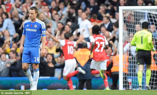 John Terry có một trận lượt đi đáng quên khi trượt ngã mang đến bàn thắng nâng tỷ số 4-3 của Van Persie cho Arsenal John Terry có một trận lượt đi đáng quên khi trượt ngã mang đến bàn thắng nâng tỷ số 4-3 của Van Persie cho Arsenal