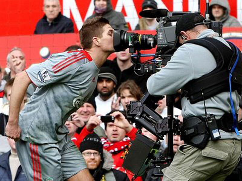 Manchester United 1-4 Liverpool (14/3/2009) - Vệt sáng cuối cùng: Liverpool đã đến gần danh hiệu vô địch quốc gia hơn bao giờ hết sau gần 20 năm và chỉ còn một chướng ngại, đó là MU. Cristiano Ronaldo sút phạt đền thành công ở phút 23 nhưng chỉ mất 5 phút để Fernando Torres gỡ hòa, và một quả penalty của Steven Gerrard mang lại thế dẫn bàn cho Liverpool trước giờ giải lao. Phút 76, Nemanja Vidic bị đuổi khỏi sân và lỗ hổng nhanh chóng được tận dụng với hai bàn thắng của Fabio Aurelio và Andrea Dossena. Đáng buồn là những kết quả thất thường sau đó khiến The Kop tiếp tục trượt tay khỏi cúp vô địch. Manchester United 1-4 Liverpool (14/3/2009) - Vệt sáng cuối cùng: Liverpool đã đến gần danh hiệu vô địch quốc gia hơn bao giờ hết sau gần 20 năm và chỉ còn một chướng ngại, đó là MU. Cristiano Ronaldo sút phạt đền thành công ở phút 23 nhưng chỉ mất 5 phút để Fernando Torres gỡ hòa, và một quả penalty của Steven Gerrard mang lại thế dẫn bàn cho Liverpool trước giờ giải lao. Phút 76, Nemanja Vidic bị đuổi khỏi sân và lỗ hổng nhanh chóng được tận dụng với hai bàn thắng của Fabio Aurelio và Andrea Dossena. Đáng buồn là những kết quả thất thường sau đó khiến The Kop tiếp tục trượt tay khỏi cúp vô địch.