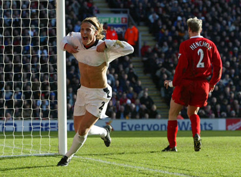 Liverpool 1-2 Manchester United (1/12/2002) - Anfield sụp đổ: Diego Forlan mở tỷ số phút 65 sau một sai lầm của Jerzy Dudek, và chỉ 2 phút sau Forlan hoàn tất cú đúp khi vượt qua Dudek nhờ đường chuyền của Ryan Giggs. Samy Hyypia nuôi sống hy vọng cho Liverpool trong 8 phút cuối, nhưng Anfield cuối cùng đã sụp đổ sau 1 năm bất khả xâm phạm. Liverpool 1-2 Manchester United (1/12/2002) - Anfield sụp đổ: Diego Forlan mở tỷ số phút 65 sau một sai lầm của Jerzy Dudek, và chỉ 2 phút sau Forlan hoàn tất cú đúp khi vượt qua Dudek nhờ đường chuyền của Ryan Giggs. Samy Hyypia nuôi sống hy vọng cho Liverpool trong 8 phút cuối, nhưng Anfield cuối cùng đã sụp đổ sau 1 năm bất khả xâm phạm.