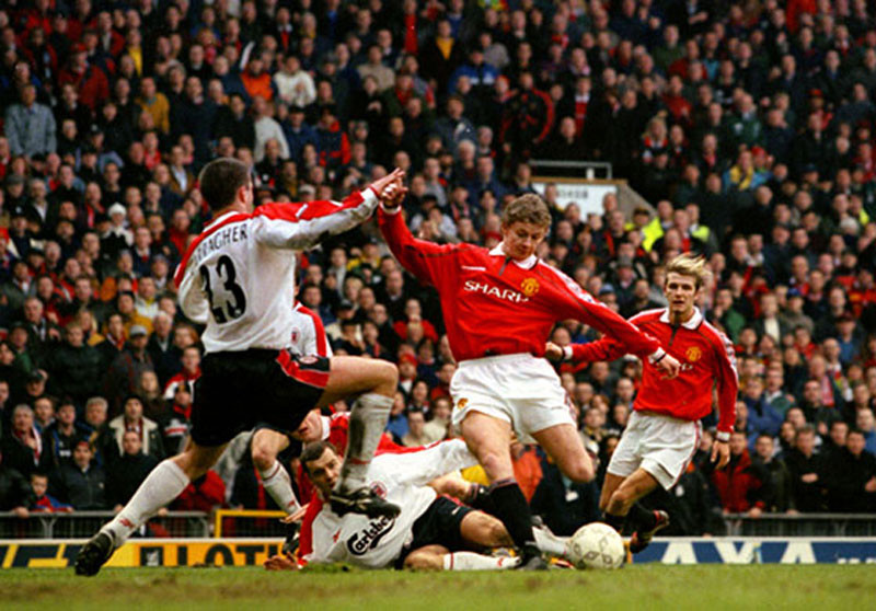 Manchester United 2-1 Liverpool (24/1/1999) - Khởi đầu của Cú ăn ba: Vòng 4 FA Cup, Michael Owen giúp Liverpool dẫn điểm ngay phút thứ 3 và buộc MU tấn công ồ ạt. Sút trúng xà ngang và cột dọc trong suốt trận, tưởng như mọi thứ đã chấm dứt thì ở phút 88, cú đá phạt của Beckham tạo điều kiện cho Andy Cole có pha đánh đầu chuyền bóng tuyệt vời cho Dwight Yorke san bằng tỷ số. Ole Gunnar Solskjaer ấn định 2-1 sau khi đánh lừa cả hàng thủ đội khách. Manchester United 2-1 Liverpool (24/1/1999) - Khởi đầu của Cú ăn ba: Vòng 4 FA Cup, Michael Owen giúp Liverpool dẫn điểm ngay phút thứ 3 và buộc MU tấn công ồ ạt. Sút trúng xà ngang và cột dọc trong suốt trận, tưởng như mọi thứ đã chấm dứt thì ở phút 88, cú đá phạt của Beckham tạo điều kiện cho Andy Cole có pha đánh đầu chuyền bóng tuyệt vời cho Dwight Yorke san bằng tỷ số. Ole Gunnar Solskjaer ấn định 2-1 sau khi đánh lừa cả hàng thủ đội khách.