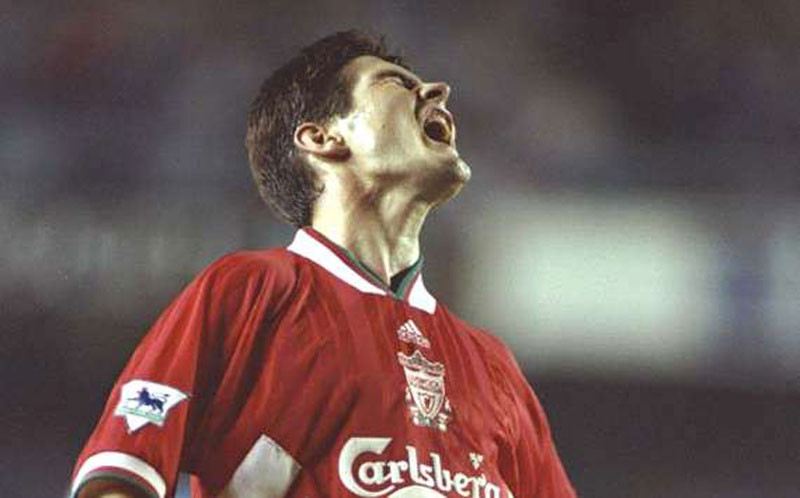 Liverpool 3–3 Manchester United (4/1/1994) - Thần sầu Nigel Clough: tiền đạo này khi đó đã bắt đầu ở triền dốc của sự nghiệp, nhưng con trai của HLV huyền thoại Brian Clough đã trở thành một người hùng không thể bị quên lãng ở Anfield. Steve Bruce, Ryan Giggs và Denis Irwin đưa MU dẫn trước trong hiệp 1, nhưng cú đúp của Clough đã giúp Liverpool trở lại và cầm hòa 3-3 sau cú đánh đầu ấn định tỷ số của Neil Ruddock, kết thúc một trong những trận derby Đỏ hay nhất của kỷ nguyên Premier League. Liverpool 3–3 Manchester United (4/1/1994) - Thần sầu Nigel Clough: tiền đạo này khi đó đã bắt đầu ở triền dốc của sự nghiệp, nhưng con trai của HLV huyền thoại Brian Clough đã trở thành một người hùng không thể bị quên lãng ở Anfield. Steve Bruce, Ryan Giggs và Denis Irwin đưa MU dẫn trước trong hiệp 1, nhưng cú đúp của Clough đã giúp Liverpool trở lại và cầm hòa 3-3 sau cú đánh đầu ấn định tỷ số của Neil Ruddock, kết thúc một trong những trận derby Đỏ hay nhất của kỷ nguyên Premier League.