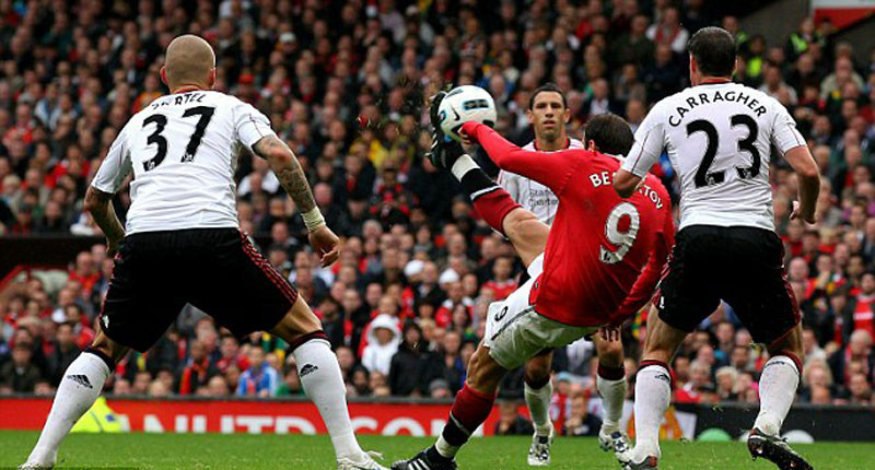 Manchester United 3-2 Liverpool (19/9/2010) - “Berbatop”: Một cú đúp của Berbatov đưa Man Utd dẫn trước, trong đó cú ngả bàn đèn ở bàn thắng thứ hai là một trong những pha dứt điểm đẹp nhất mùa bóng. Steven Gerrard tận dụng những sai lầm của hàng thủ chủ nhà để san bằng tỷ số, nhưng một cú đánh đầu ở cuối trận của Berbatov giúp anh hoàn tất cú hat-trick và ấn định thắng lợi 3-2. Manchester United 3-2 Liverpool (19/9/2010) - “Berbatop”: Một cú đúp của Berbatov đưa Man Utd dẫn trước, trong đó cú ngả bàn đèn ở bàn thắng thứ hai là một trong những pha dứt điểm đẹp nhất mùa bóng. Steven Gerrard tận dụng những sai lầm của hàng thủ chủ nhà để san bằng tỷ số, nhưng một cú đánh đầu ở cuối trận của Berbatov giúp anh hoàn tất cú hat-trick và ấn định thắng lợi 3-2.