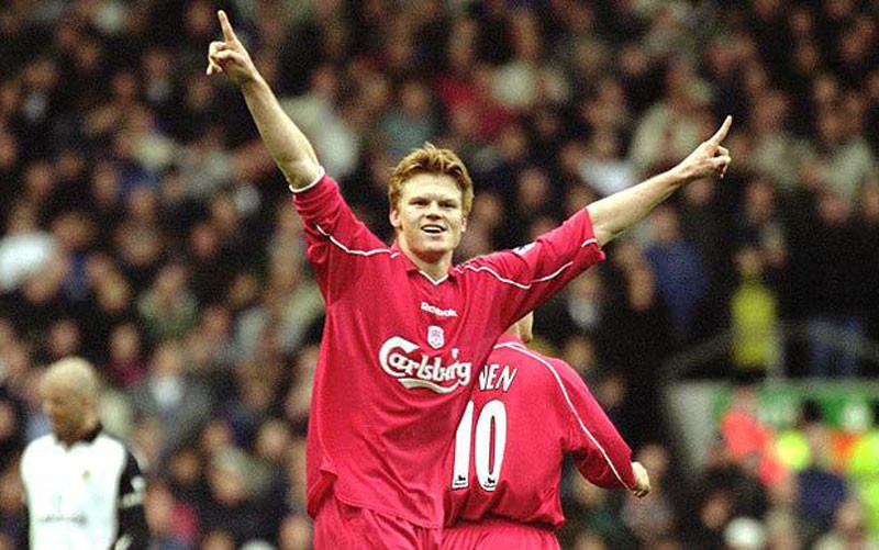 Liverpool 3-1 Manchester United (4/11/2001) - Thua danh hiệu, thắng đối đầu: MU đoạt 3 chức vô địch Premier League liên tiếp trước trận đấu này, tuy nhiên Liverpool lại thắng 3 trận liên tiếp trước Quỷ Đỏ. Michael Owen tận dụng sai sót của Wes Brown để mở tỷ số trước khi John Arne Riise khuất phục Fabien Barthez với một cú đá từ xa thần sầu. Beckham rút ngắn tỷ số, nhưng Barthez có một cú ném bóng hỏng, và bản năng của Owen mang lại chiến thắng thứ 4 liên tiếp của The Reds trước MU. Liverpool 3-1 Manchester United (4/11/2001) - Thua danh hiệu, thắng đối đầu: MU đoạt 3 chức vô địch Premier League liên tiếp trước trận đấu này, tuy nhiên Liverpool lại thắng 3 trận liên tiếp trước Quỷ Đỏ. Michael Owen tận dụng sai sót của Wes Brown để mở tỷ số trước khi John Arne Riise khuất phục Fabien Barthez với một cú đá từ xa thần sầu. Beckham rút ngắn tỷ số, nhưng Barthez có một cú ném bóng hỏng, và bản năng của Owen mang lại chiến thắng thứ 4 liên tiếp của The Reds trước MU.