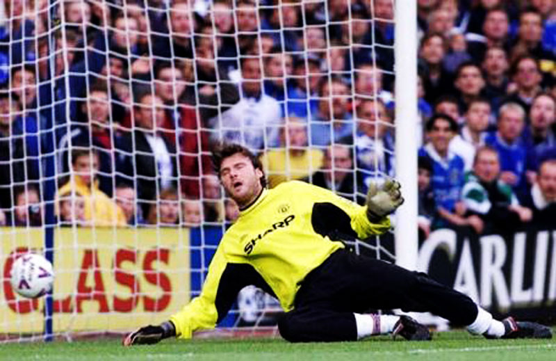 Liverpool 2-3 Manchester United (11/9/1999) - Vận đen ở cầu môn bắt đầu: Peter Schmeichel rời MU và Massimo Taibi được trông đợi là người thay thế. Quả thực Taibi đã gây ấn tượng mạnh trong màn ra mắt khi từ chỗ mắc sai lầm đầu trận trở thành một trong những người xuất sắc nhất trong 90 phút. MU vượt qua Liverpool nhờ chủ yếu vào những sai lầm của cá nhân Jamie Carragher. Tiếc rằng sau trận đấu này, Taibi đã không còn là Taibi. Liverpool 2-3 Manchester United (11/9/1999) - Vận đen ở cầu môn bắt đầu: Peter Schmeichel rời MU và Massimo Taibi được trông đợi là người thay thế. Quả thực Taibi đã gây ấn tượng mạnh trong màn ra mắt khi từ chỗ mắc sai lầm đầu trận trở thành một trong những người xuất sắc nhất trong 90 phút. MU vượt qua Liverpool nhờ chủ yếu vào những sai lầm của cá nhân Jamie Carragher. Tiếc rằng sau trận đấu này, Taibi đã không còn là Taibi.