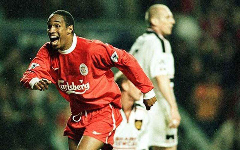 Liverpool 2-2 Manchester United (5/5/1999) - Buổi phá đám bất thành: MU và Arsenal đang ở chặng cuối của cuộc đua vô địch, và các Pháo thủ đang mong đợi Liverpool có thể giúp họ. Dù vậy cú bay người đánh đầu của Dwight Yorke cùng quả 11m của Dennis Irwin khiến The Gunners thất vọng tràn trề. Jamie Redknapp rút ngắn tỷ số từ chấm phạt đền, và Liverpool kịp gỡ hòa 2-2 sau khi người cũ của MU Paul Ince lập công ở cuối trận. Chừng đó là chưa đủ với Arsenal, và Man Utd sau đó lên ngôi vô địch. Liverpool 2-2 Manchester United (5/5/1999) - Buổi phá đám bất thành: MU và Arsenal đang ở chặng cuối của cuộc đua vô địch, và các Pháo thủ đang mong đợi Liverpool có thể giúp họ. Dù vậy cú bay người đánh đầu của Dwight Yorke cùng quả 11m của Dennis Irwin khiến The Gunners thất vọng tràn trề. Jamie Redknapp rút ngắn tỷ số từ chấm phạt đền, và Liverpool kịp gỡ hòa 2-2 sau khi người cũ của MU Paul Ince lập công ở cuối trận. Chừng đó là chưa đủ với Arsenal, và Man Utd sau đó lên ngôi vô địch.