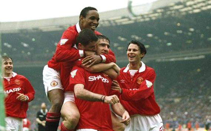 Manchester United 2-2 Liverpool (1/10/1995) và Manchester United 1-0 Liverpool (11/5/1996) - “Nhà vua” tái sinh: Eric Cantona kết thúc án treo giò 8 tháng sau cú kung-fu vào một CĐV Crystal Palace, và anh trở lại ngay trong trận đấu với Liverpool. Nicky Butt giúp Quỷ Đỏ dẫn trước, nhưng Robbie Fowler lập một cú đúp để lật ngược thế trận. Tuy vậy phút 71 MU được hưởng một quả phạt đền, và Cantona đánh dấu sự trở lại khi ấn định tỷ số hòa 2-2. Cuối mùa giải đó, hai đội lại gặp nhau trong trận chung kết FA Cup, và Cantona một lần nữa làm người hùng với cú vô-lê đánh bại David James. Manchester United 2-2 Liverpool (1/10/1995) và Manchester United 1-0 Liverpool (11/5/1996) - “Nhà vua” tái sinh: Eric Cantona kết thúc án treo giò 8 tháng sau cú kung-fu vào một CĐV Crystal Palace, và anh trở lại ngay trong trận đấu với Liverpool. Nicky Butt giúp Quỷ Đỏ dẫn trước, nhưng Robbie Fowler lập một cú đúp để lật ngược thế trận. Tuy vậy phút 71 MU được hưởng một quả phạt đền, và Cantona đánh dấu sự trở lại khi ấn định tỷ số hòa 2-2. Cuối mùa giải đó, hai đội lại gặp nhau trong trận chung kết FA Cup, và Cantona một lần nữa làm người hùng với cú vô-lê đánh bại David James.