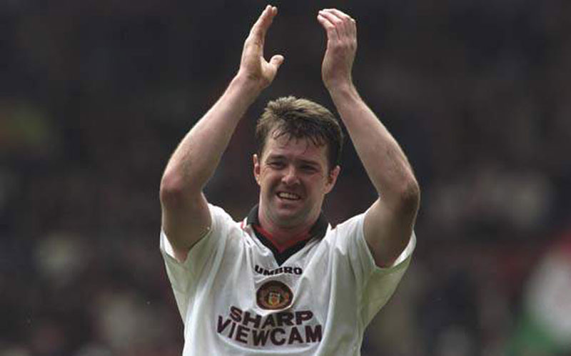 Liverpool 1-3 Manchester United (6/12/1997) - Trận đấu của 4 cú đánh đầu: Mới chỉ tháng 12 nhưng đó đã được xem như là trận đấu then chốt của Premier League mùa 97/98. Gary Pallister bật cao nhất để đưa MU dẫn bàn trước khi John Barnes gỡ hòa trong một phút bất cẩn của Peter Schmeichel. Pallister lại đánh đầu để giúp đội chủ nhà có lợi thế trước giờ giải lao, và Andy Cole ấn định tỷ số với một cú đánh đầu khác sau sai lầm của David James. Liverpool 1-3 Manchester United (6/12/1997) - Trận đấu của 4 cú đánh đầu: Mới chỉ tháng 12 nhưng đó đã được xem như là trận đấu then chốt của Premier League mùa 97/98. Gary Pallister bật cao nhất để đưa MU dẫn bàn trước khi John Barnes gỡ hòa trong một phút bất cẩn của Peter Schmeichel. Pallister lại đánh đầu để giúp đội chủ nhà có lợi thế trước giờ giải lao, và Andy Cole ấn định tỷ số với một cú đánh đầu khác sau sai lầm của David James.