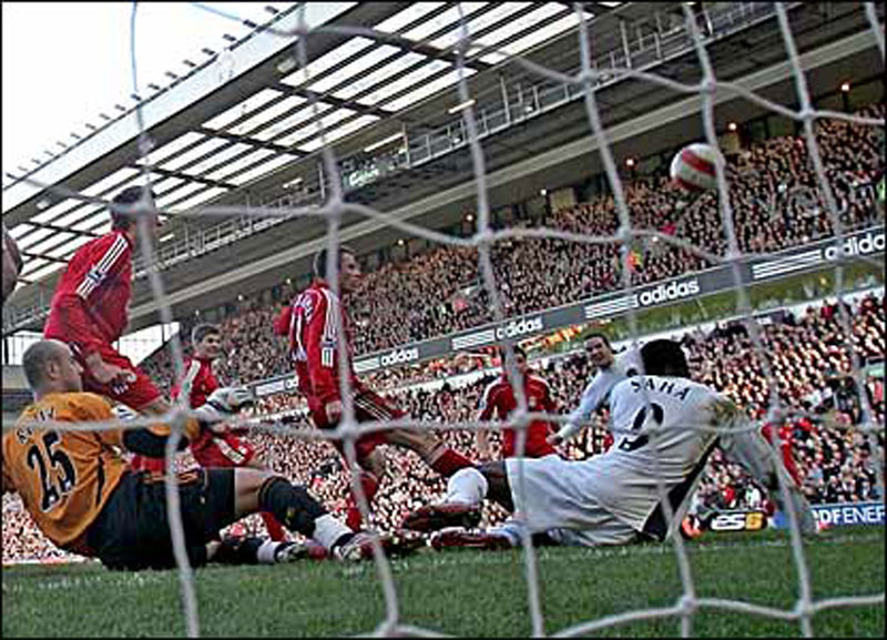 Liverpool 0-1 Manchester United (3/3/2007) - Rời khỏi bóng tối: Thường xuyên bị chỉ trích vì phong độ lờ đờ trong suốt mùa giải, John O’Shea được mang tới Anfield với tư cách là dự bị. Khi tỷ số đang là 0-0 và O’Shea vào sân thay Rooney, hậu vệ này mang lại chiến thắng ở phút đá bù giờ cuối cùng của trận đấu sau một tình huống cố định từ Ryan Giggs. MU vô địch Premier League cuối mùa giải đó. Liverpool 0-1 Manchester United (3/3/2007) - Rời khỏi bóng tối: Thường xuyên bị chỉ trích vì phong độ lờ đờ trong suốt mùa giải, John O’Shea được mang tới Anfield với tư cách là dự bị. Khi tỷ số đang là 0-0 và O’Shea vào sân thay Rooney, hậu vệ này mang lại chiến thắng ở phút đá bù giờ cuối cùng của trận đấu sau một tình huống cố định từ Ryan Giggs. MU vô địch Premier League cuối mùa giải đó.