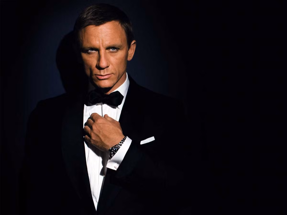 Lễ châm đuốc: Theo tờ The Royalist, điệp viên giả tưởng James Bond sẽ xuất hiện trong lễ châm bó đuốc Olympic. Một phim ngắn có tên “The Arrival” có nội dung điệp viên mang mã số 007 này được phong tước hiệp sĩ tại cung điện Buckingham sẽ được chiếu, trước khi Bond nhảy dù hoặc leo dây xuống sân vận động từ trên trực thăng để châm đuốc. Người thực hiện cảnh này không phải ai khác sẽ là diễn viên Daniel Craig, trừ khi Đạo diễn Boyle muốn dùng người đóng thế.