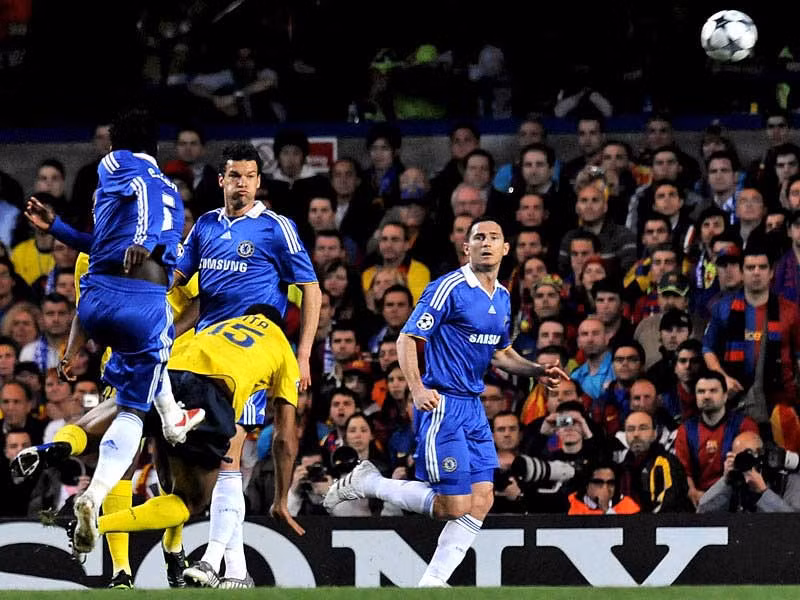 Chelsea và Barcelona sẽ là một lần nữa gặp nhau, chỉ 3 năm sau ngày những người London bị từ chối chiếc vé vào chung kết vì bàn thắng của Andres Iniesta và cả ông trọng tài Tommy Ovrebo. Một cuộc đối đầu rất căng thẳng, trong 6 trận gần nhất thì họ đã gặp nhau tới 4 lần trong năm 2006 với mỗi bên 1 chiến thắng và 2 trận hòa. Năm 2009 mối thù giữa hai đội lại tiếp tục khi Barca đi tiếp sau hai trận bán kết nhờ luật bàn thắng sân khách. Chelsea và Barcelona sẽ là một lần nữa gặp nhau, chỉ 3 năm sau ngày những người London bị từ chối chiếc vé vào chung kết vì bàn thắng của Andres Iniesta và cả ông trọng tài Tommy Ovrebo. Một cuộc đối đầu rất căng thẳng, trong 6 trận gần nhất thì họ đã gặp nhau tới 4 lần trong năm 2006 với mỗi bên 1 chiến thắng và 2 trận hòa. Năm 2009 mối thù giữa hai đội lại tiếp tục khi Barca đi tiếp sau hai trận bán kết nhờ luật bàn thắng sân khách.