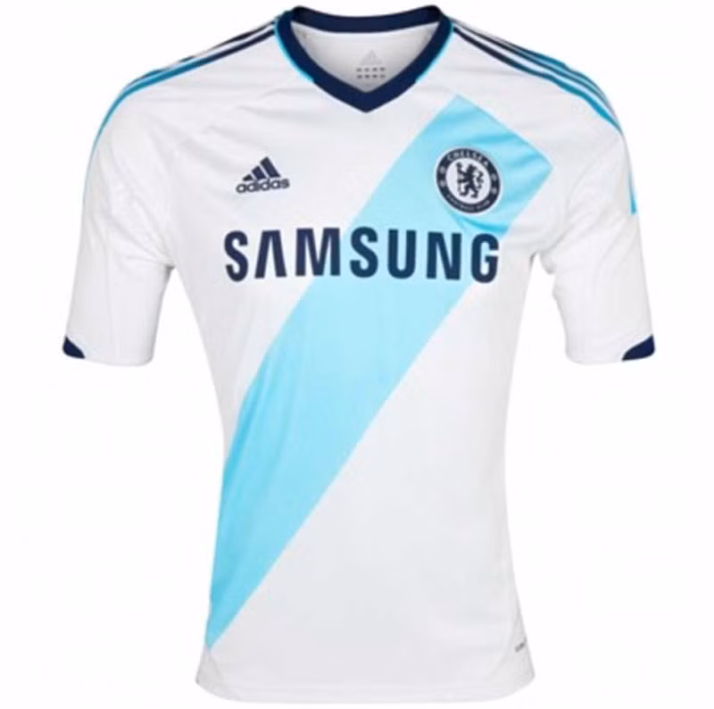 Chiếc áo đấu có một đường kẻ chéo màu xanh khá giống với áo của CLB River Plate (Argentina), trong khi màu áo rất giống Marseille. Tuy nhiên cái đáng chú ý hơn cả là công nghệ TechFit của Adidas cho chiếc áo này nhằm tăng cường độ vận động trên sân của các cầu thủ. Theo người phát ngôn của The Blues, màu áo là sự phản ánh những thành công trong thời gian qua của đội bóng. Áo đấu sẽ được cho ra mắt trong chuyến du đấu mùa hè tại Hoa Kỳ diễn ra trong tháng 7