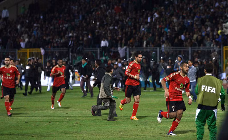 Nguyên nhân là do Al-Ahly và Al-Masry là kình địch của nhau, nhưng cũng có thể do nguyên nhân chính trị. Nguyên nhân là do Al-Ahly và Al-Masry là kình địch của nhau, nhưng cũng có thể do nguyên nhân chính trị.