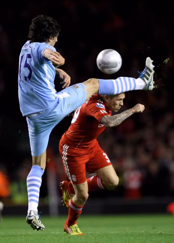 Các cầu thủ Liverpool tập trung tấn công vào vị trí của Stefan Savic, vị trí non kinh nghiệm nhất của Man City