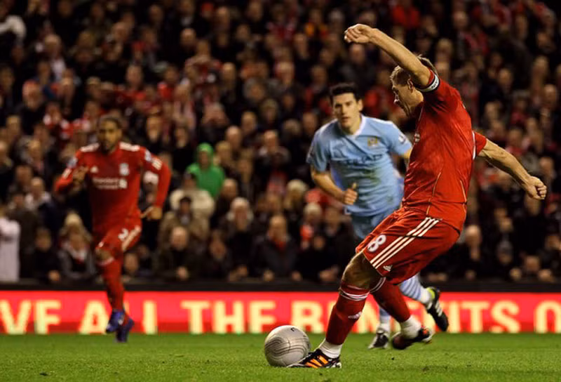 Steven Gerrard đưa Liverpool vượt lên với pha sút phạt chính xác