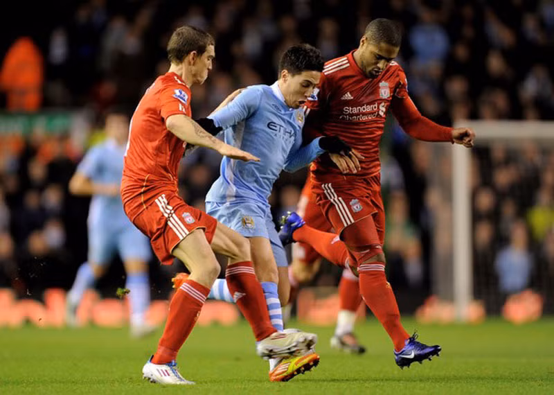 Samir Nasri bị Daniel Agger và Glen Johnson bao vây
