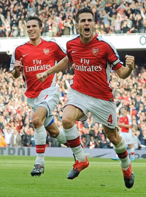 Wenger đến với Arsenal năm 1996 và tính đến nay đã là 16 năm. 7 năm qua ông không giành được danh hiệu nào cùng các Pháo thủ và trong thời gian đó ông chứng kiến sự ra đi của rất nhiều cầu thủ ngôi sao như Thierry Henry, Cesc Fabregas, Samir Nasri, Robin Van Persie…