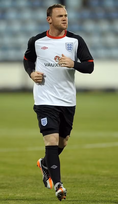 3. Wayne Rooney: Một trong những mũi nhọn chủ lực của ĐT Anh. Không ai còn xa lạ với khả năng săn bàn của tiền đạo này và nếu được sắp xếp hợp lý, anh sẽ bùng nổ và đóng vai trò then chốt trong những trận cầu lớn.