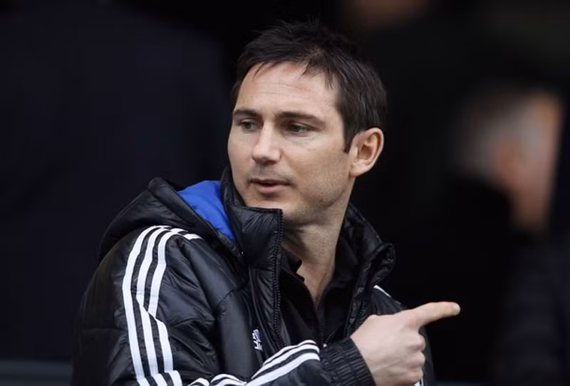 2. Frank Lampard: Cũng ở độ tuổi như Gerrard nhưng phong độ của Lampard ổn định hơn do ít bị chấn thương. Là đội phó ở Chelsea, Lampard đương nhiên sẽ có vai vế trong phòng thay đồ ở ĐT Anh. Hơn nữa anh là một tiền vệ giỏi có khả năng xoay chuyển lối chơi của những người xung quanh, điều rất cần cho một đội bóng tên tuổi luôn bị đối phương nghiên cứu kỹ càng mỗi khi bước vào giải lớn.