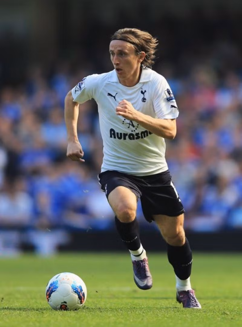 6. Cựu HLV trưởng của Tottenham là nhà cầm quân kỳ cựu Harry Redknapp đã tiết lộ rằng chủ tịch CLB là ông Daniel Levy đã từng đánh tiếng cho những đội quan tâm tới Luka Modric rằng Tottenham sẽ vui lòng bán Modric nếu nhận được đề nghị hời. Redknapp cho biết: “Ông ấy (Daniel Levy) đã nói với tôi rằng hãy thử để Luka chơi bóng một mùa giải nữa, và sau đó nếu có ai muốn có cậu ta mà đưa ra một đề nghị nghe được, Tottenham sẽ không cản trở Luka”.