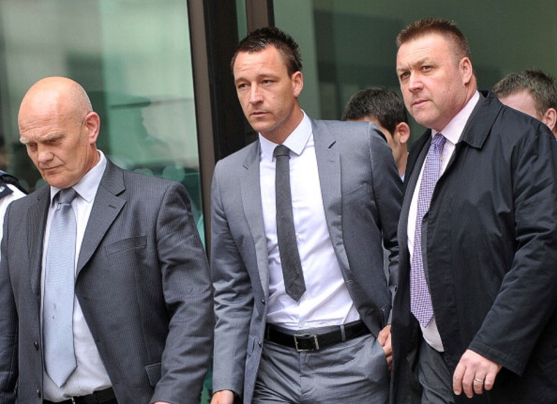 Tòa phúc thẩm Westminster tuyên John Terry vô tội trong vụ kiện diễn ra vào tháng 7 vì lý do không đủ bằng chứng, tuy nhiên FA lại không nghĩ vậy. Hội đồng kỷ luật của tổ chức này tuyên bố trung vệ 31 tuổi sẽ bị treo giò 4 trận và đóng 220.000 tiền phạt. Tòa phúc thẩm Westminster tuyên John Terry vô tội trong vụ kiện diễn ra vào tháng 7 vì lý do không đủ bằng chứng, tuy nhiên FA lại không nghĩ vậy. Hội đồng kỷ luật của tổ chức này tuyên bố trung vệ 31 tuổi sẽ bị treo giò 4 trận và đóng 220.000 tiền phạt.